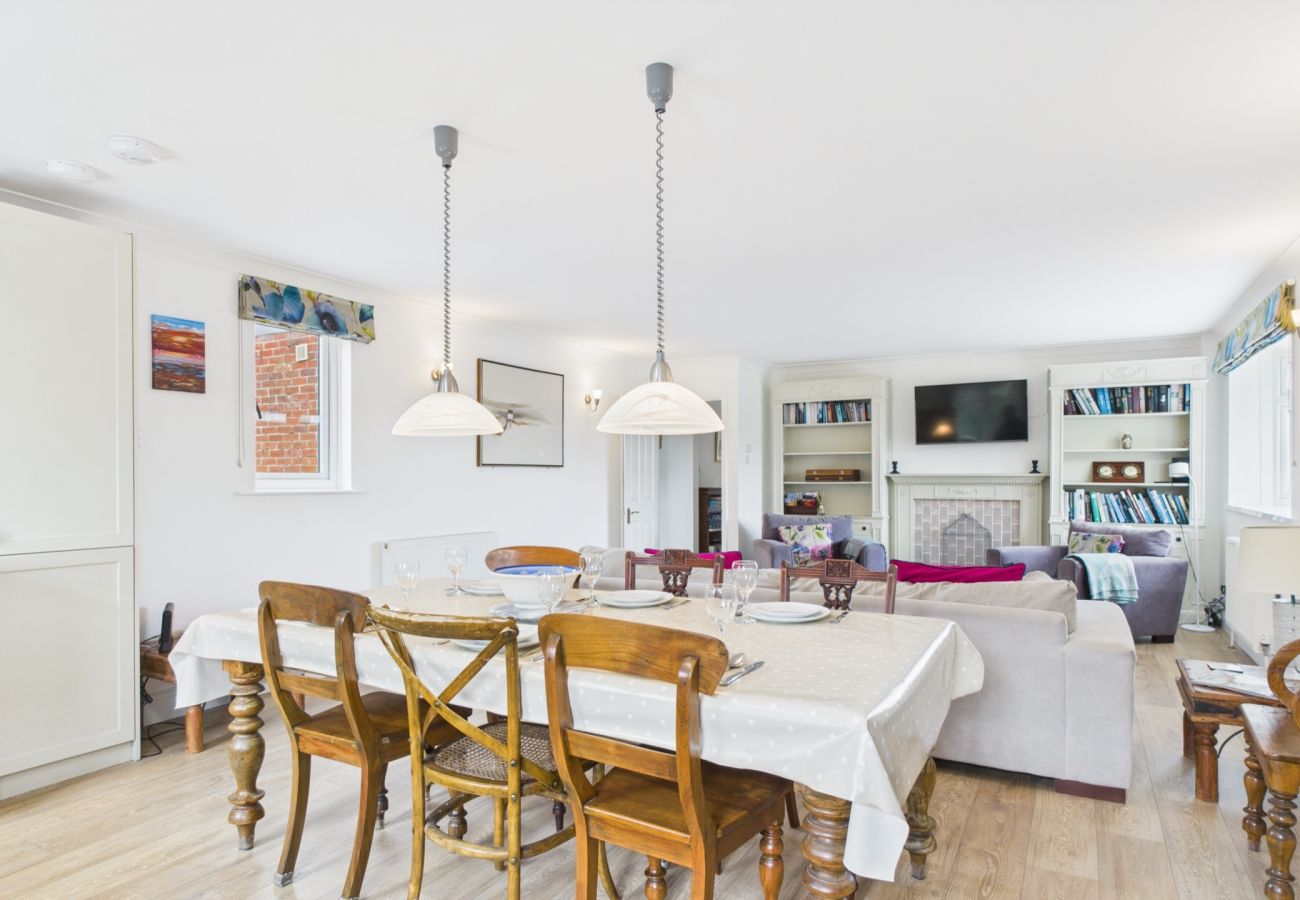  Bembridge Beach Self Catering Open Plan Coastal Apartment