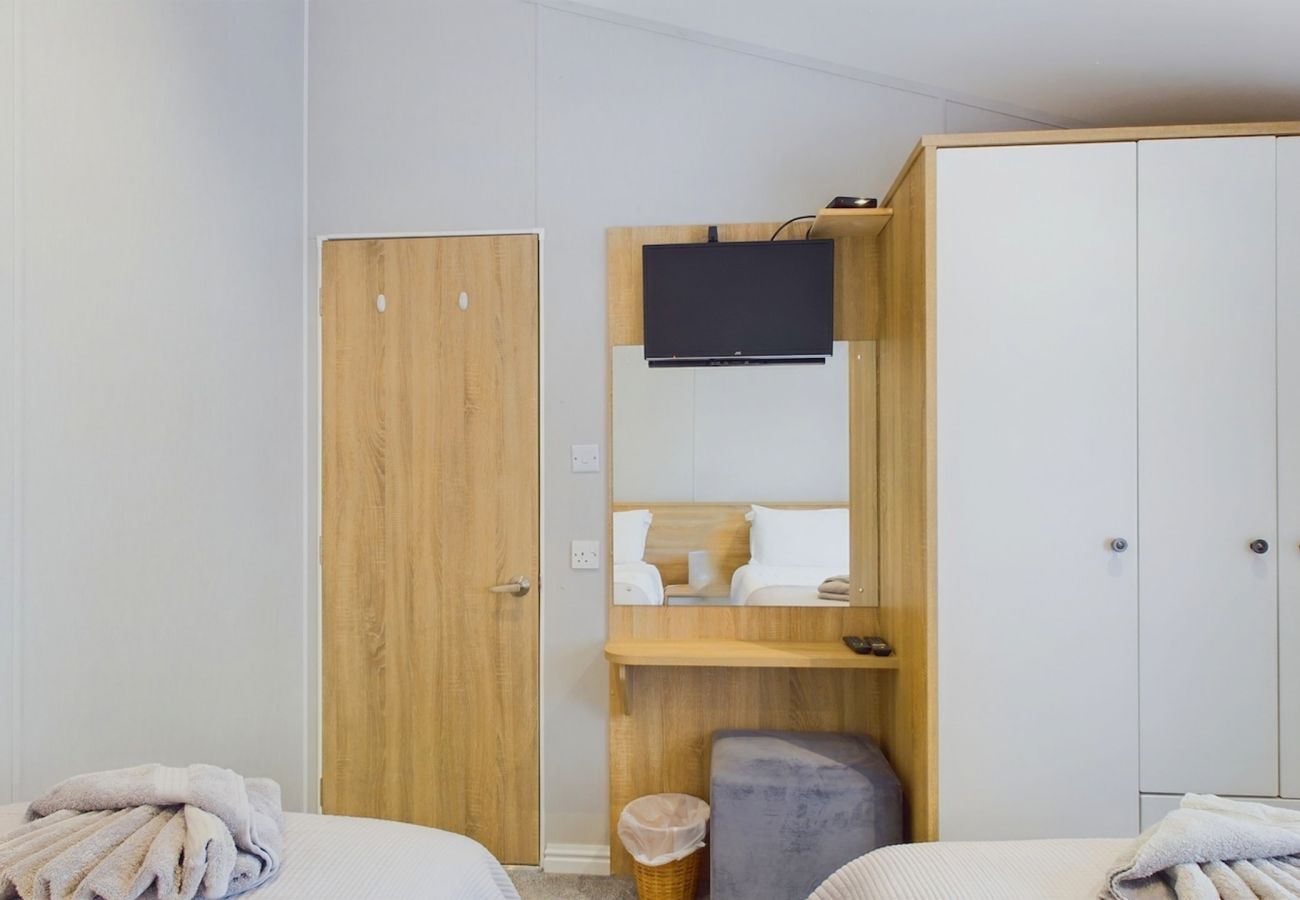 Self-catering holiday lodge with lake views