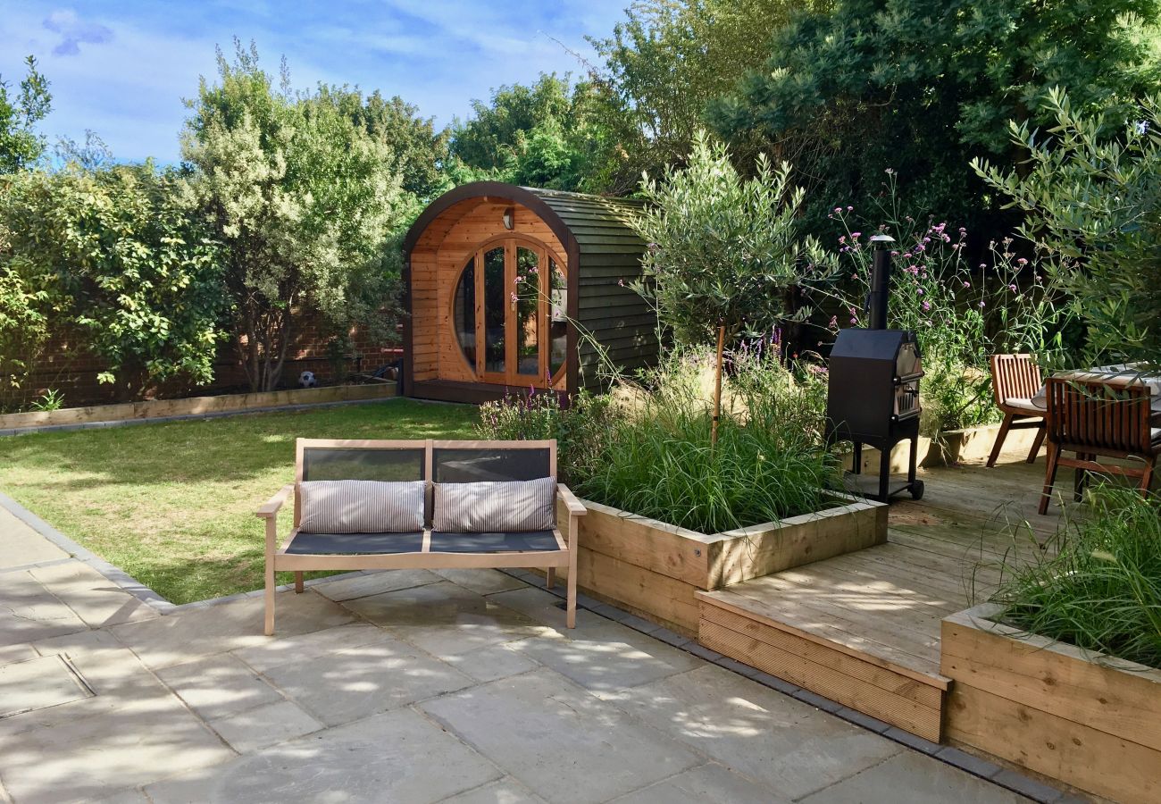 Isle of Wight Luxury Holiday Home with Garden Den