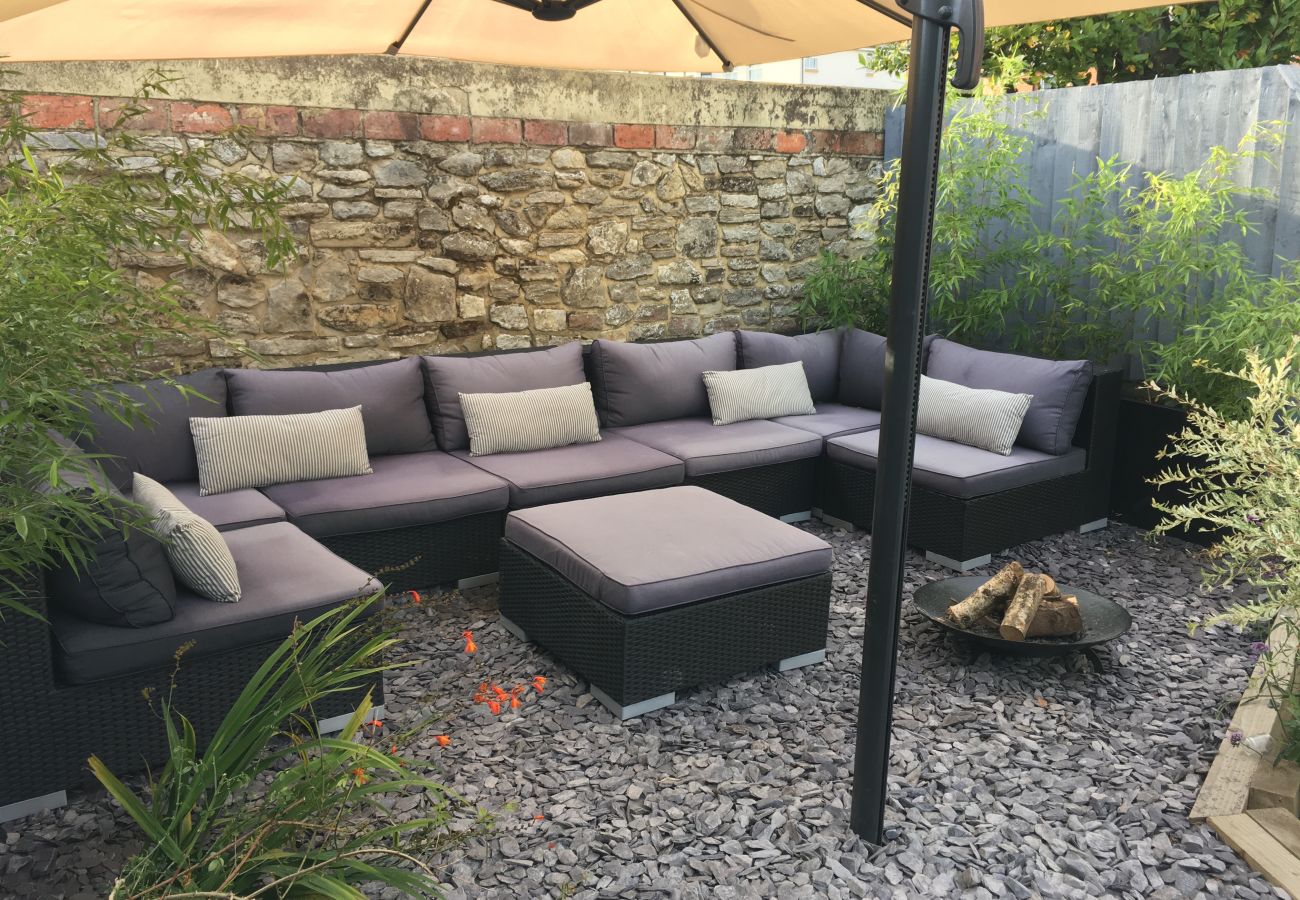 Isle of Wight Luxury Holiday Home with Fire Pit Pizza Oven