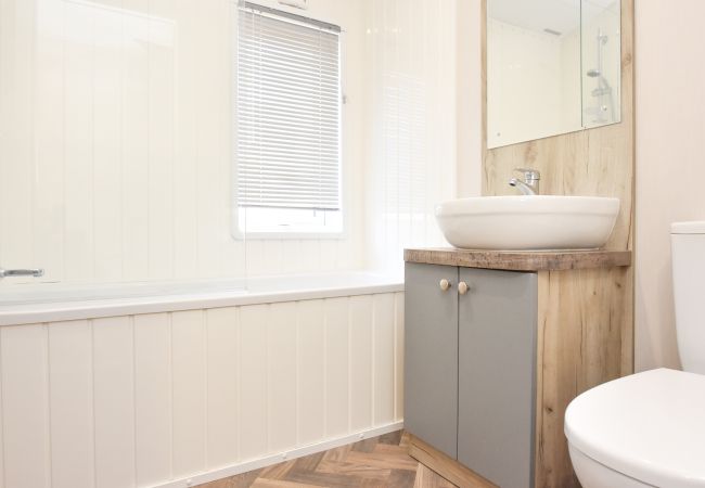 Countryside getaway 2 bed lodge, Roebeck Country Park