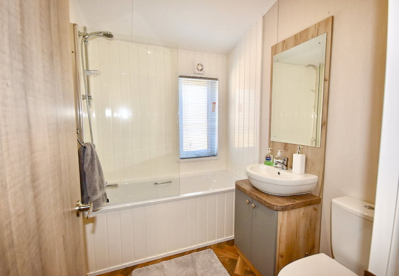 Countryside getaway 2 bed lodge, Roebeck Country Park