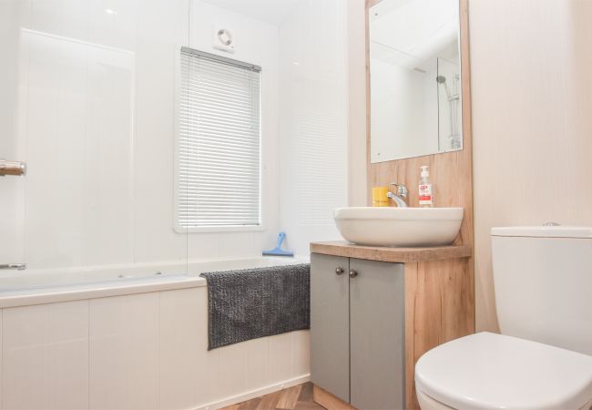 Isle of Wight Holiday Lodge with Family bathroom
