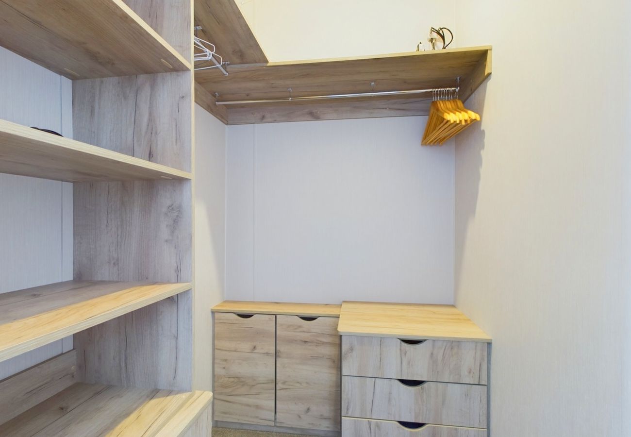 Family Holiday Lodge with Master king bedroom and walk-in-wardrobe