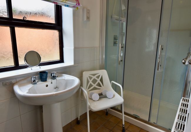 Isle of Wight Farm Cottage with Accessible Shower room