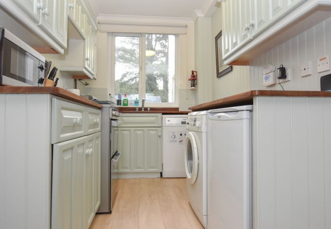 Pet-Friendly 4 Bed Coastal Retreat Open-plan well equipped kitchen