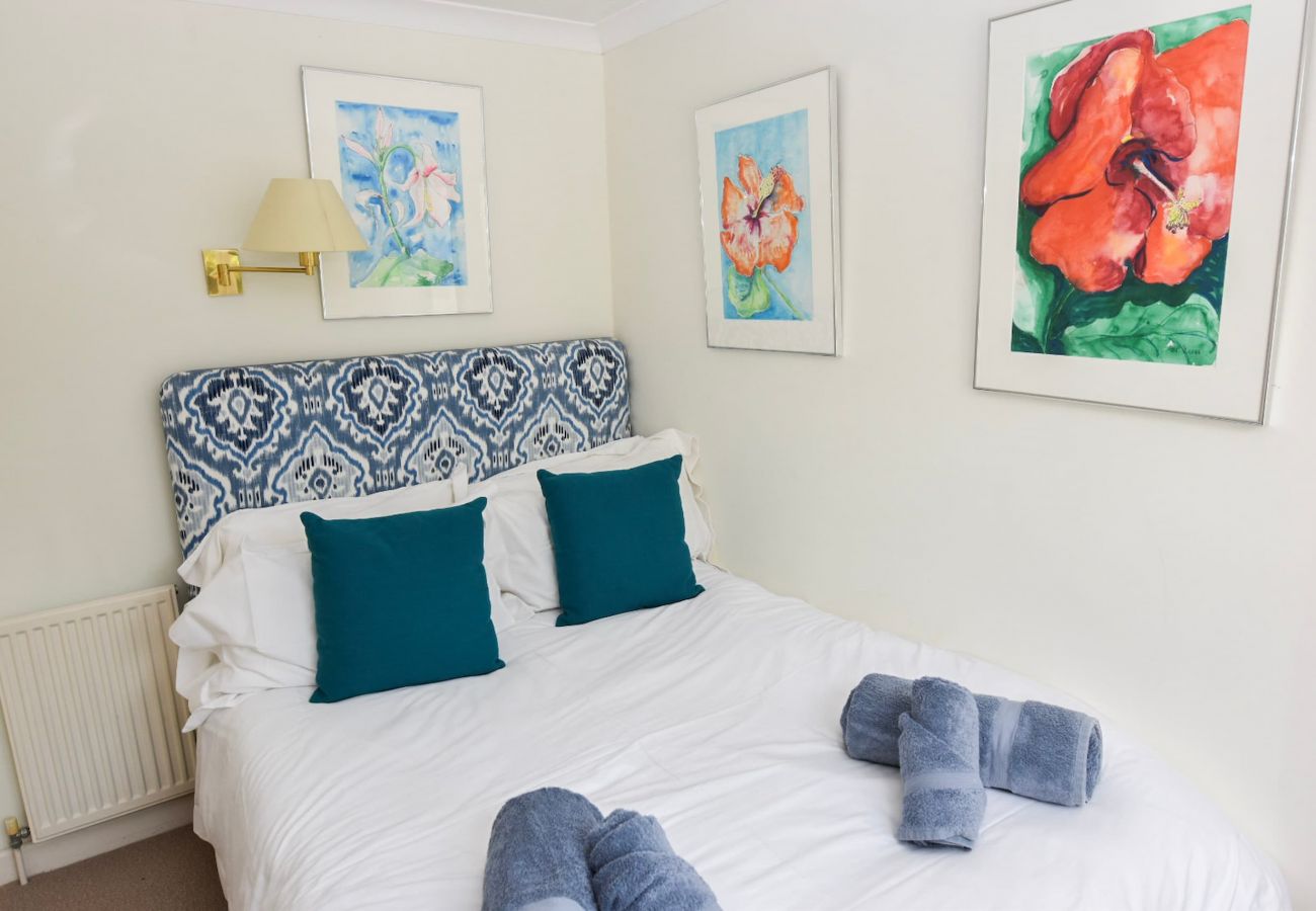 The Cottage Holiday Home First floor double bedroom (bed access from one side only).