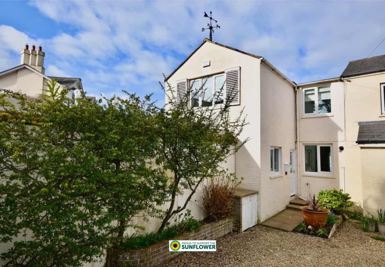 Pet-Friendly 4 Bed Coastal Retreat Isle of Wight