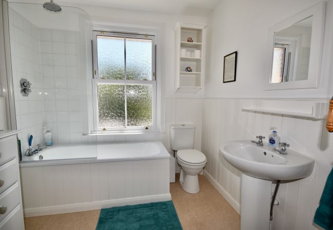 Isle of Wight 3 bed Holiday Home with family bathroom.