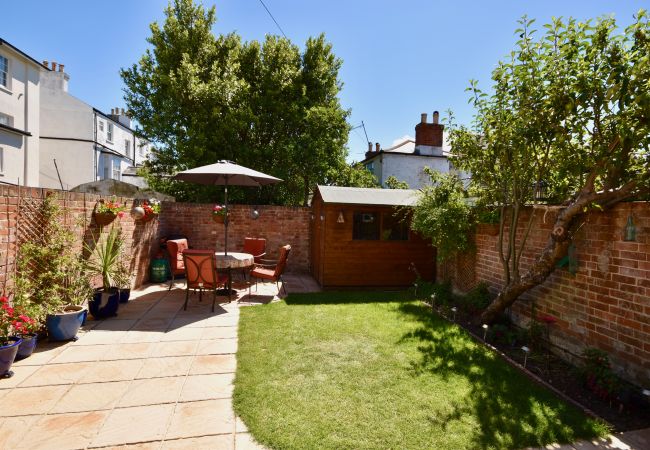 Family Holiday Home garden and BBQ Close to the beach