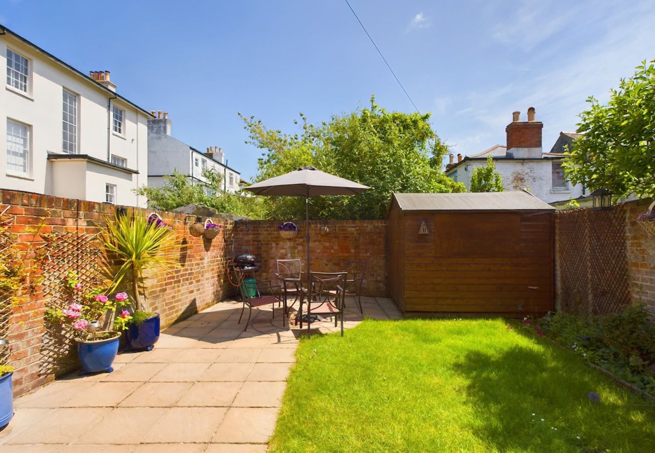 Family Holiday Home garden and BBQ Close to the beach