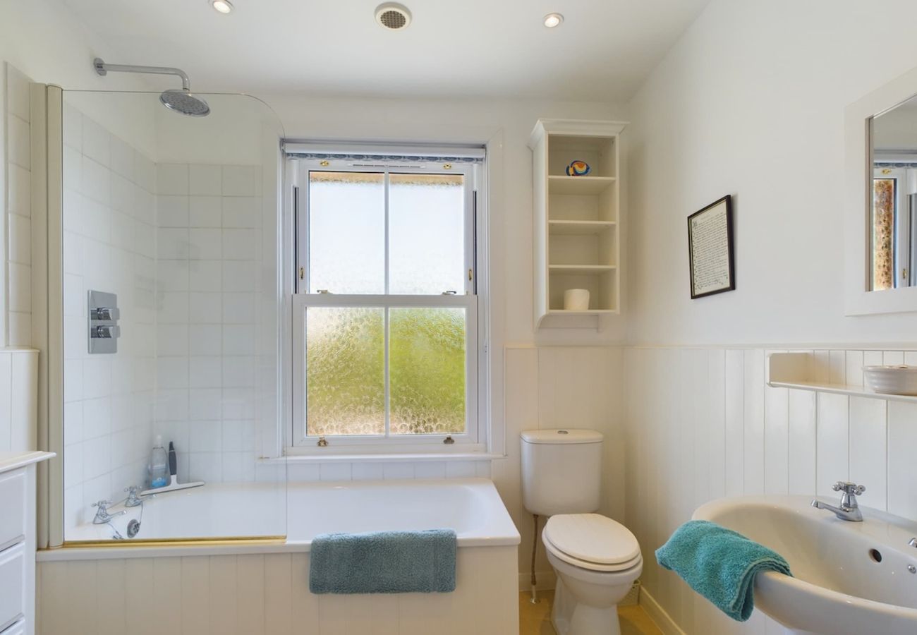 Isle of Wight 3 bed Holiday Home with family bathroom.