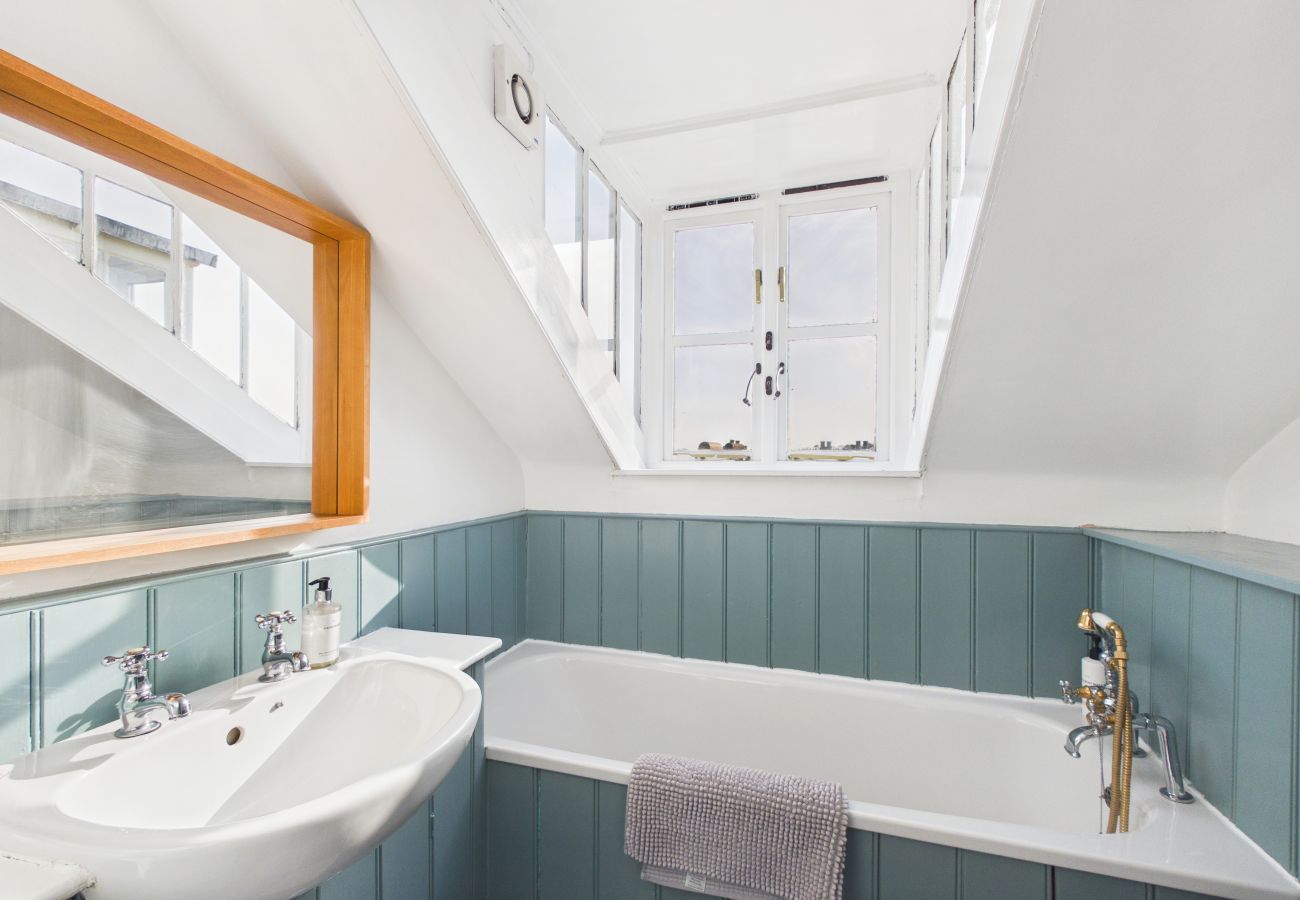 Bathroom suite featuring a bath, sink, and WC.
