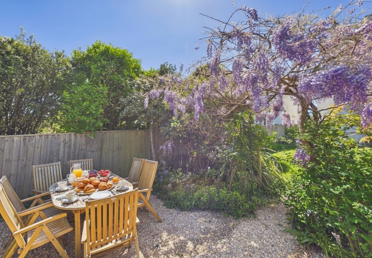 Isle of Wight Family Holiday Home with Garden Dining Area