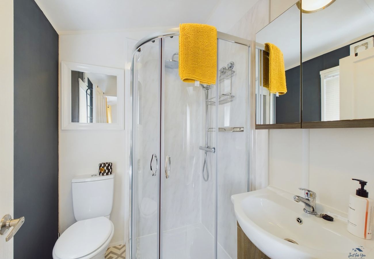 Family Holiday lodge with countryside views on the Isle of Wight, sleeps 4 with 2 bathrooms. 