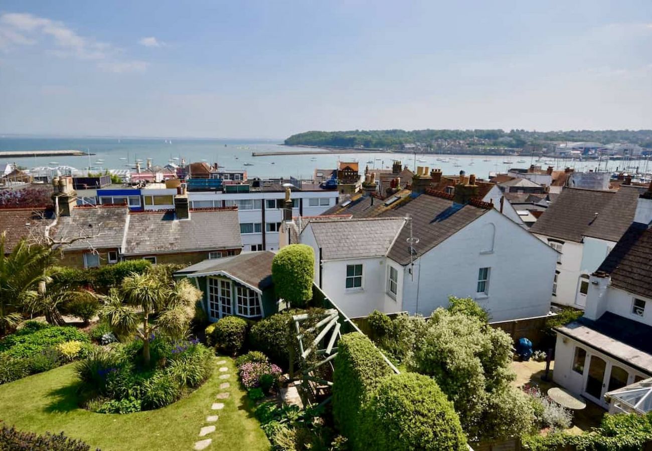 Mulberry Cottage Holiday Home vies of Cowes Harbour.