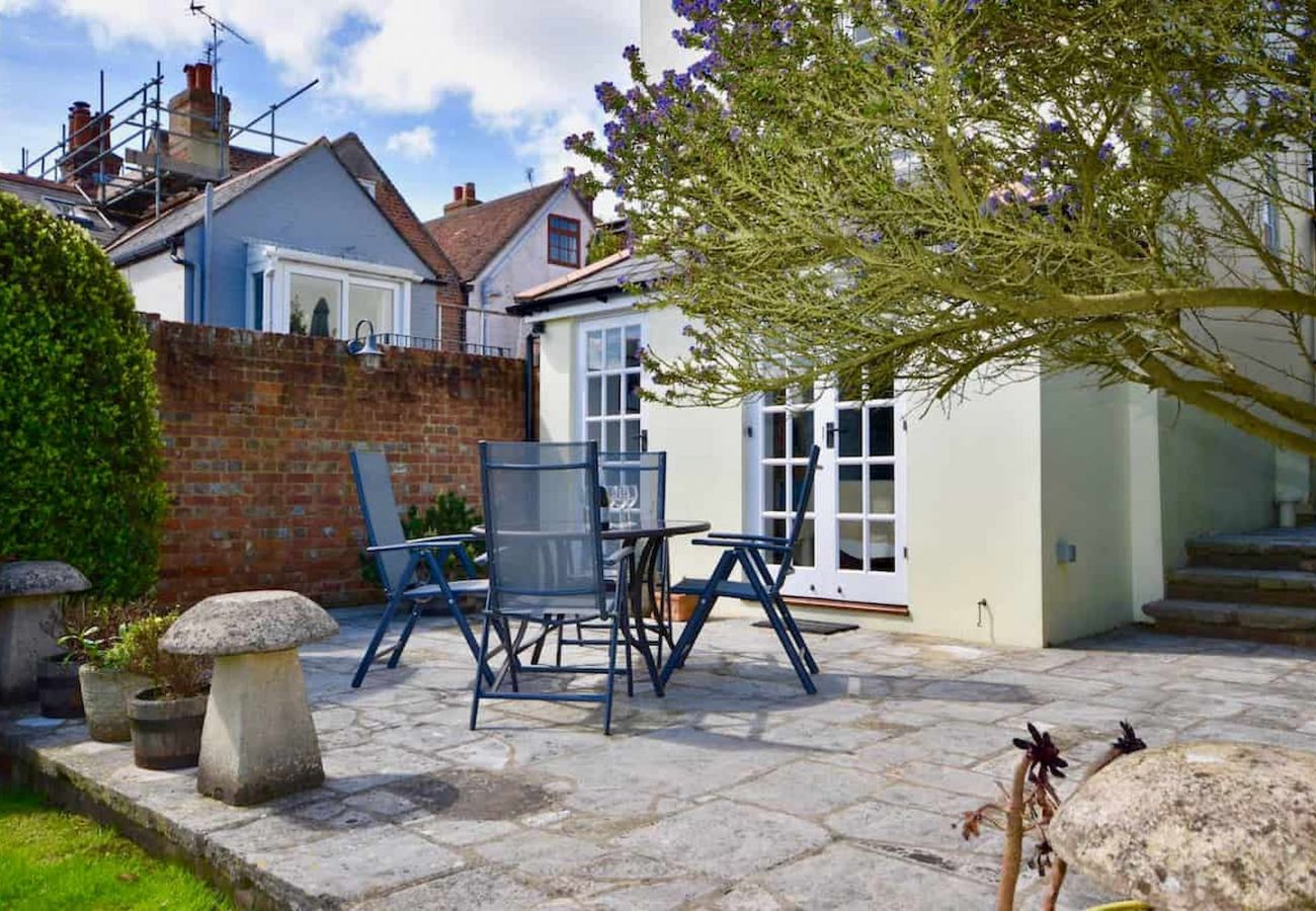 Mulberry Cottage Holiday Home patio area with dining for 4.