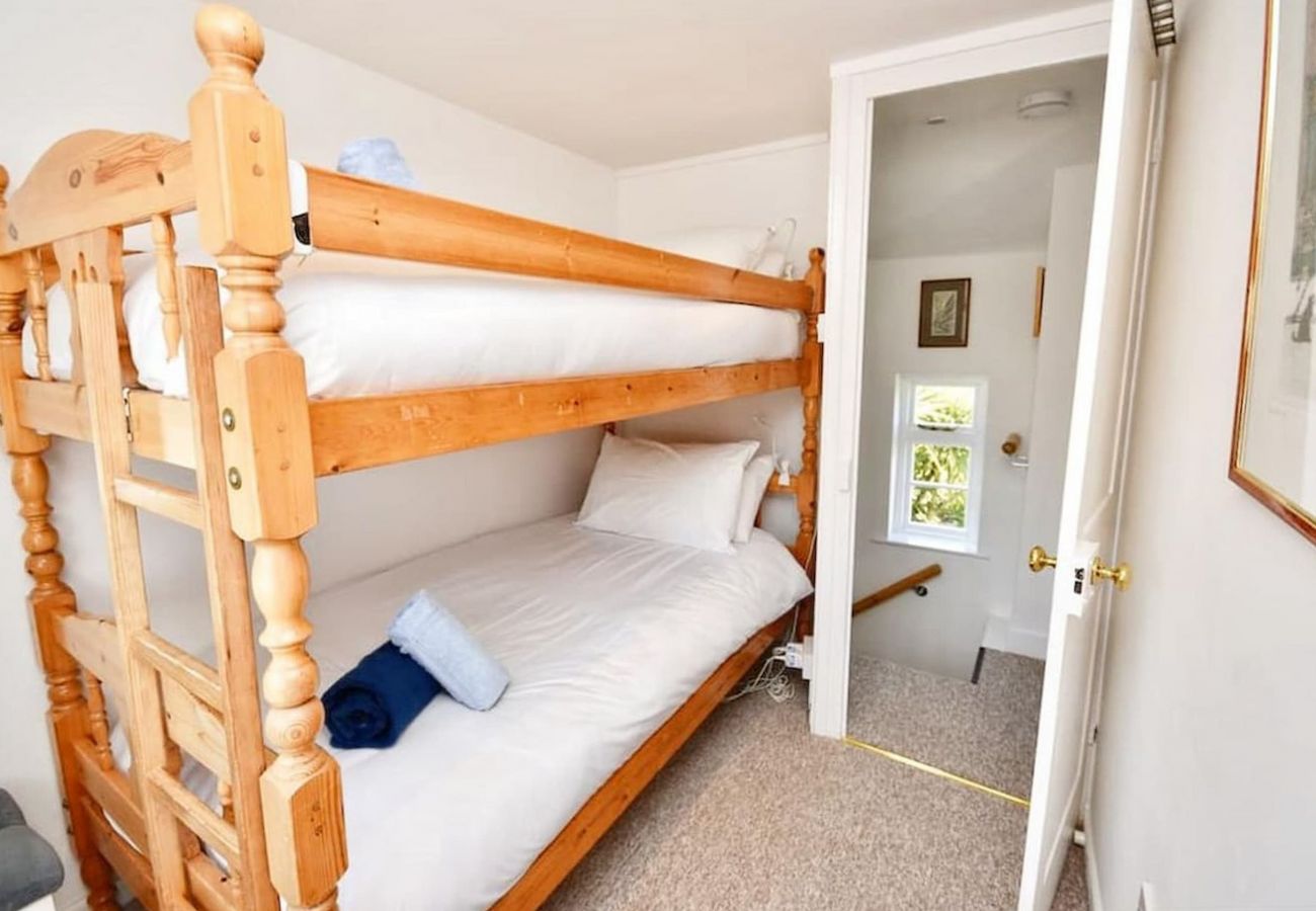  Mulberry Cottage Holiday Home childrens bunk bedroom.