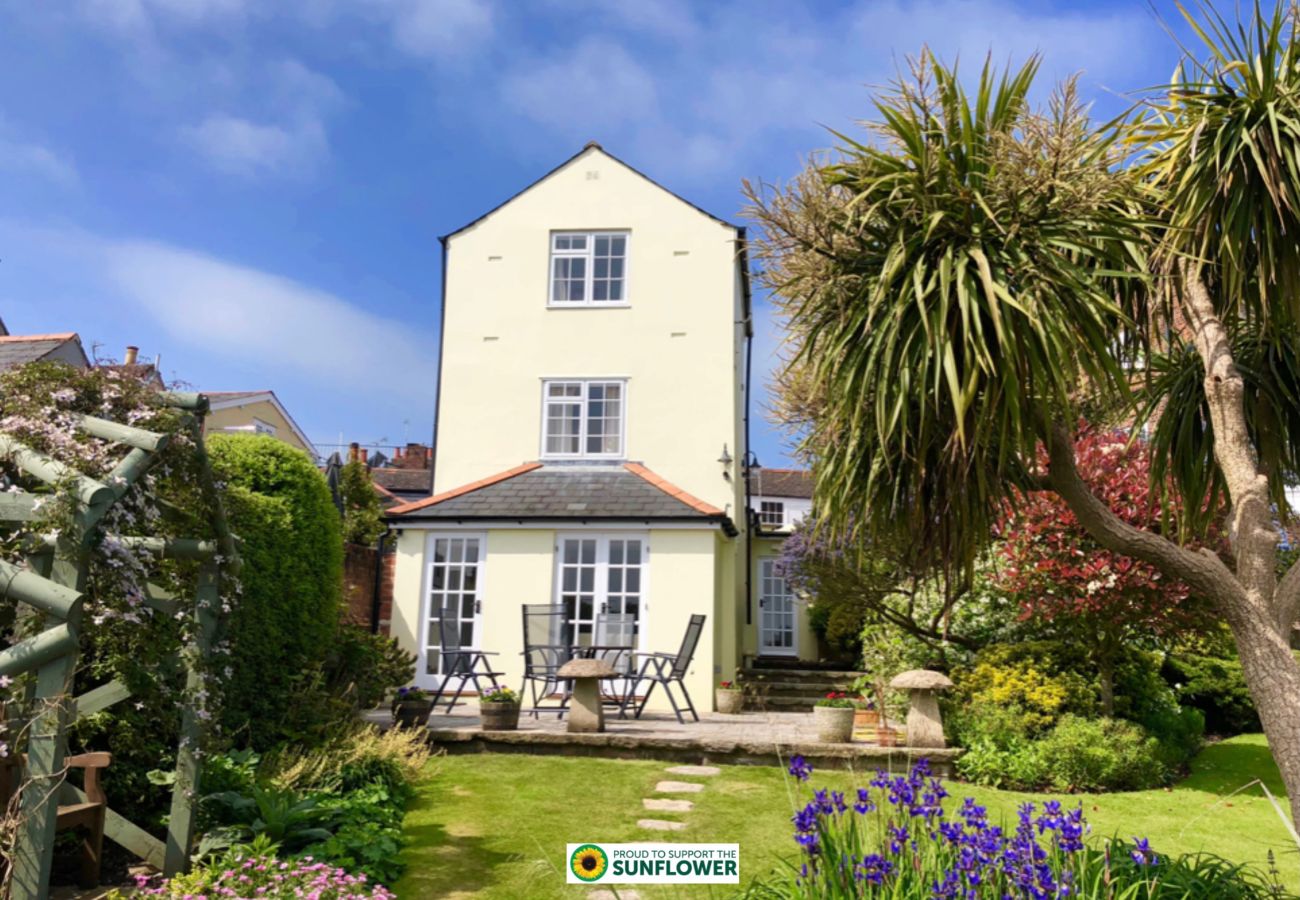 Mulberry Cottage Holiday Home exterior view and garden.