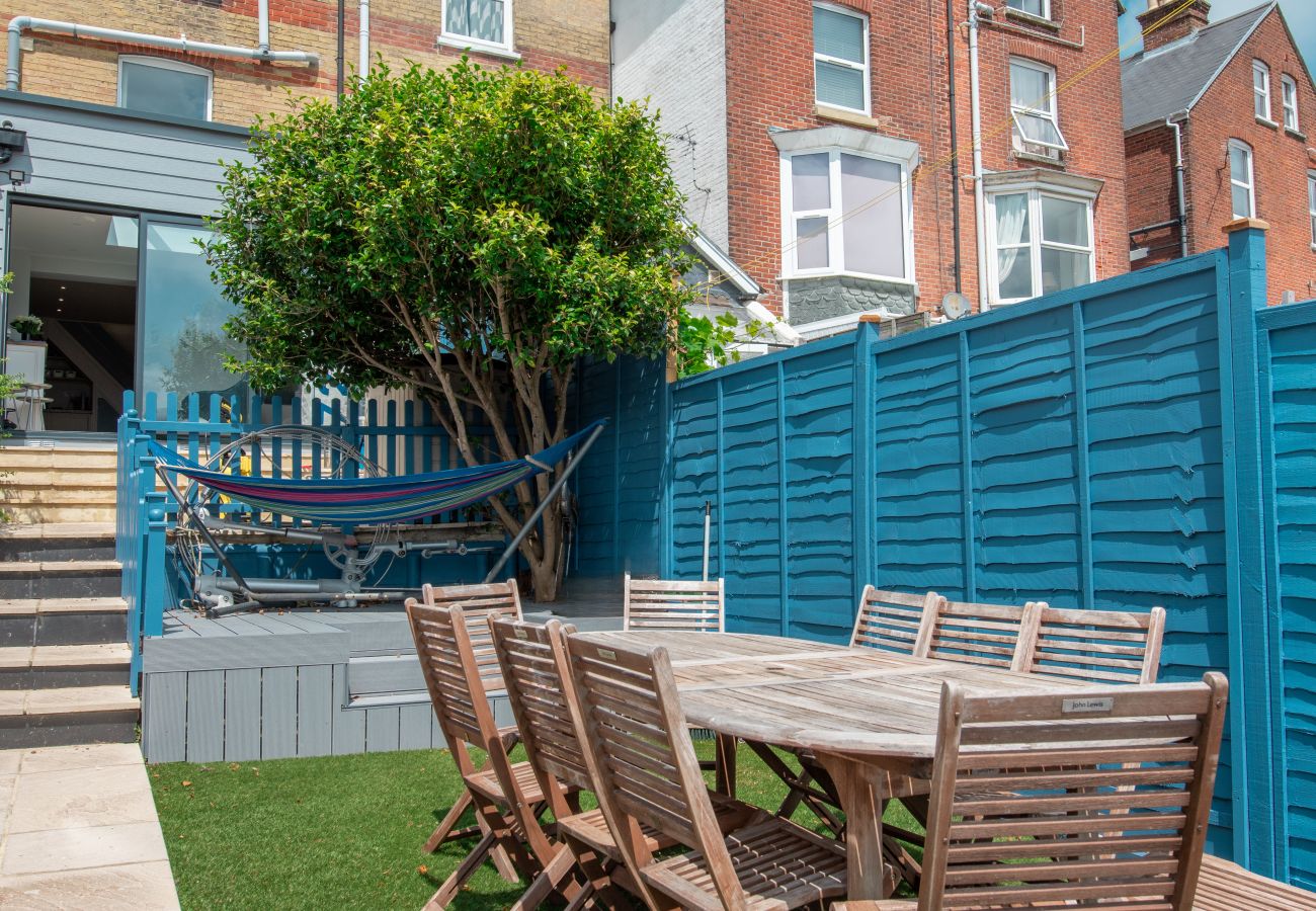 Spacious Cowes Holiday Home, Isle of Wight (Sleeps 8)