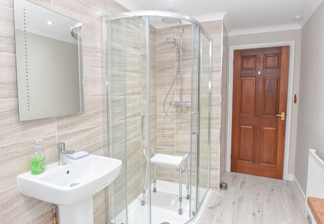 4-bedroom Isle of Wight holiday home with ground floor accessible shower room