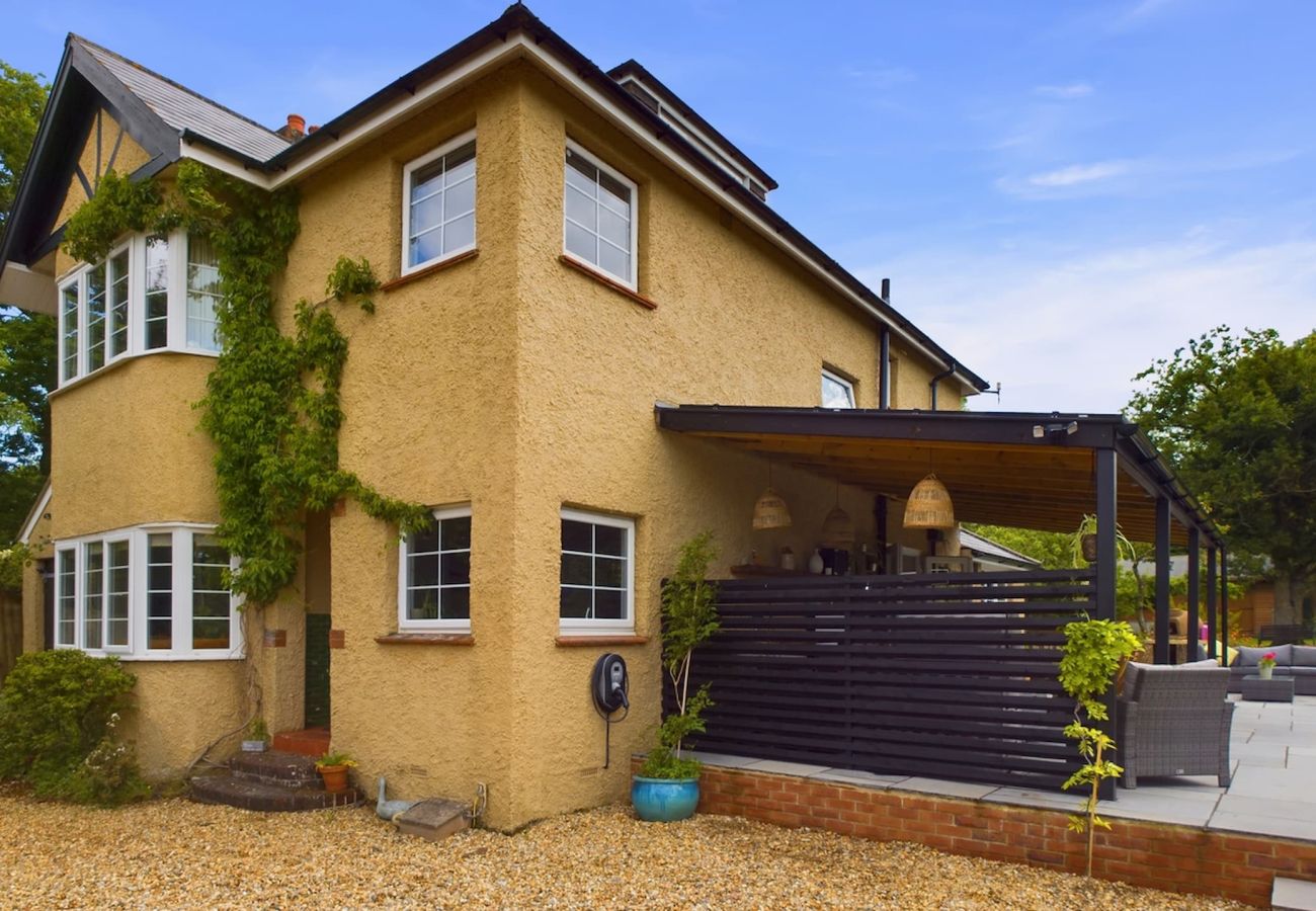 Luxury coastal holiday home, sleeping 8 guests, with Spacious living areas with log burner, BBQ & veranda