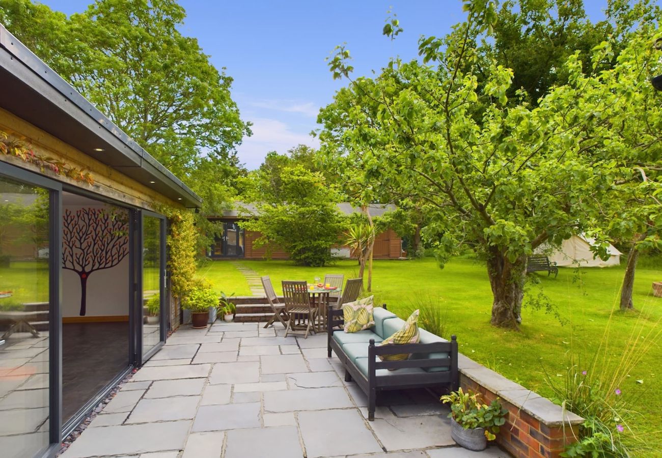 coastal retreat Sleeps 8 with yoga studio, landscaped gardens with BBQ, pizza oven and fire pit, and is dog friendly. 
