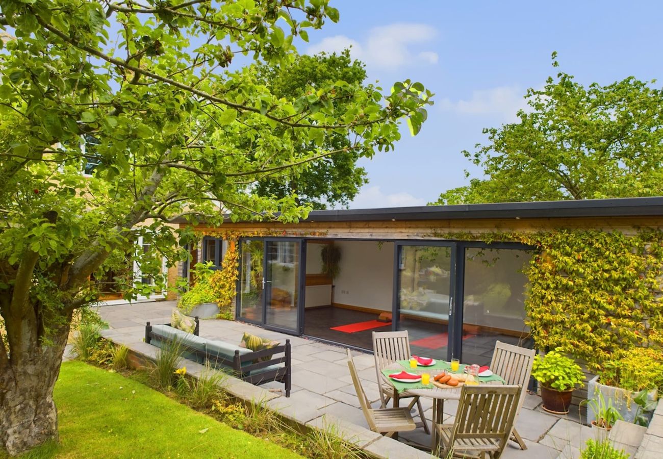  Isle of Wight luxury escape with private yoga studio, sleeps 8 in Seaview