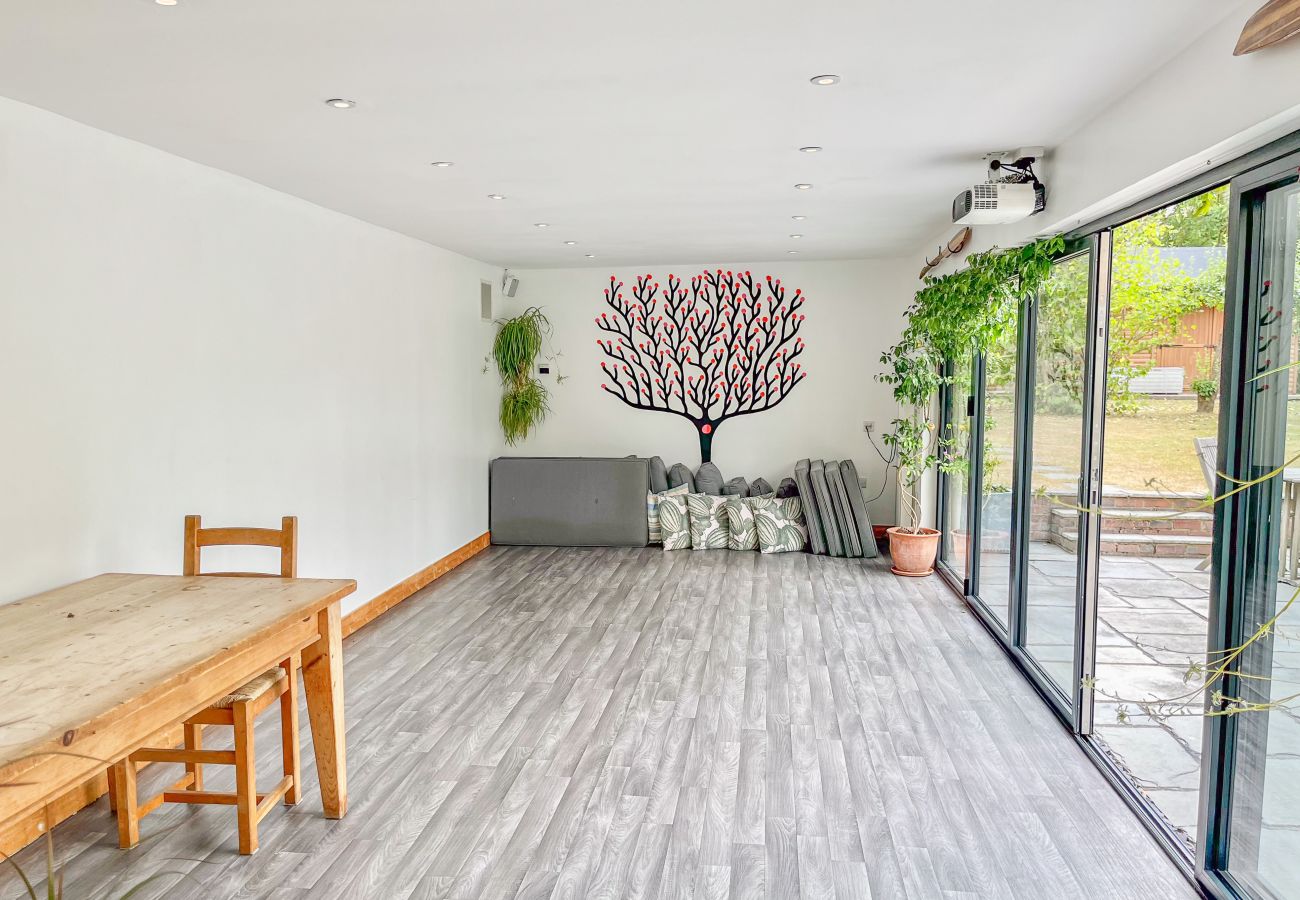  Isle of Wight luxury escape with private yoga studio in the garden.