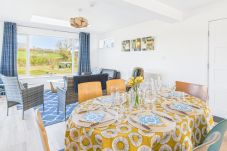 House in Sandown - Sea Breeze Your Coastal Sanctuary in...