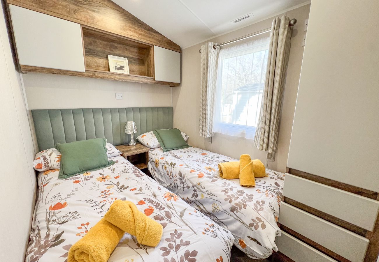 Twin bedroom, perfect for families or friends sharing a holiday lodge