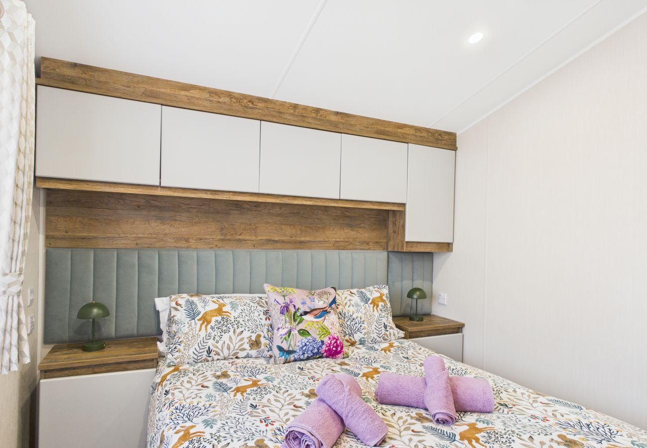 Two-bedroom holiday lodge with sea views on Isle of Wight