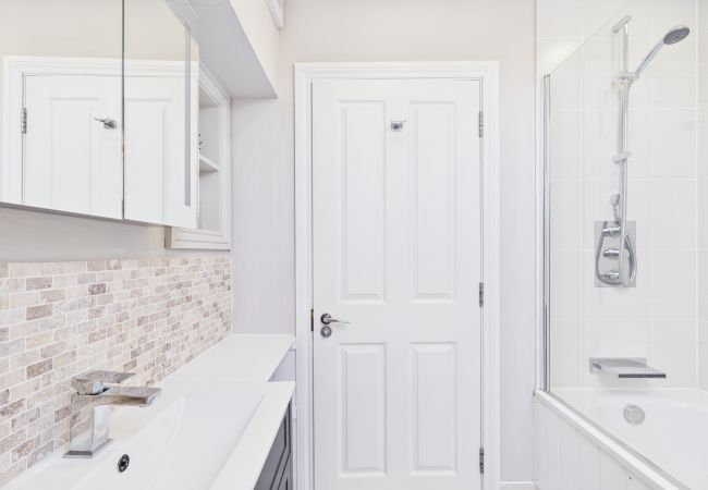 House in Yarmouth - Charming 2-Bed Family Cottage Your West Bay Retreat House in Yarmouth - Charming 2-Bed Family Cottage Your West Bay Retreat