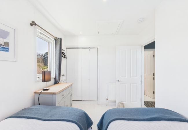 House in Yarmouth - Charming 2-Bed Family Cottage Your West Bay Retreat House in Yarmouth - Charming 2-Bed Family Cottage Your West Bay Retreat