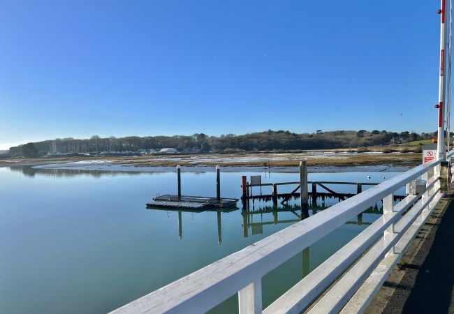 House in Yarmouth - Charming 2-Bed Family Cottage Your West Bay Retreat House in Yarmouth - Charming 2-Bed Family Cottage Your West Bay Retreat