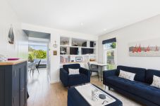 House in Yarmouth - Charming 2-Bed Family Cottage Your West...
