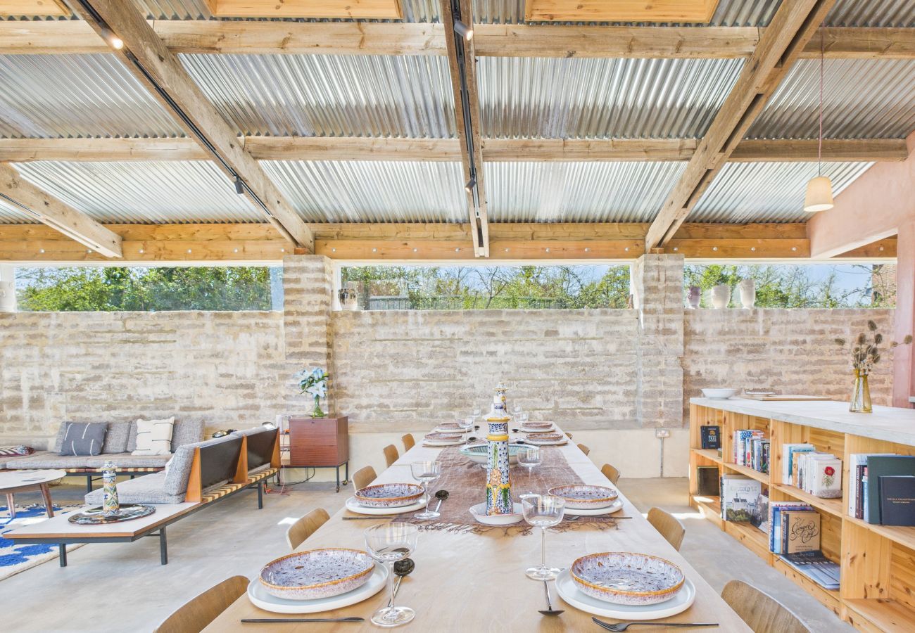 House in Cowes - South Barns a spacious barn conversion near Cowes.