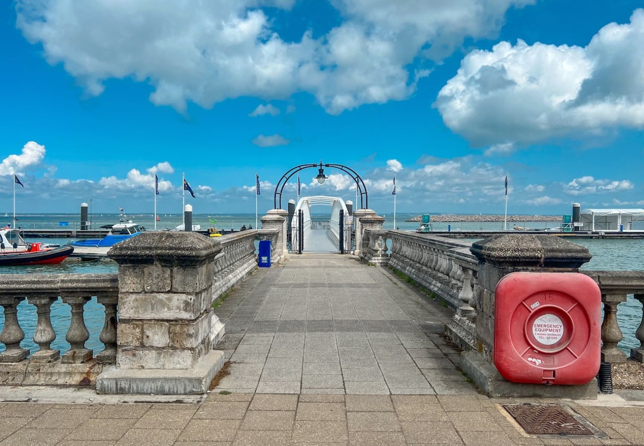 House in Cowes - South Barns a spacious barn conversion near Cowes.
