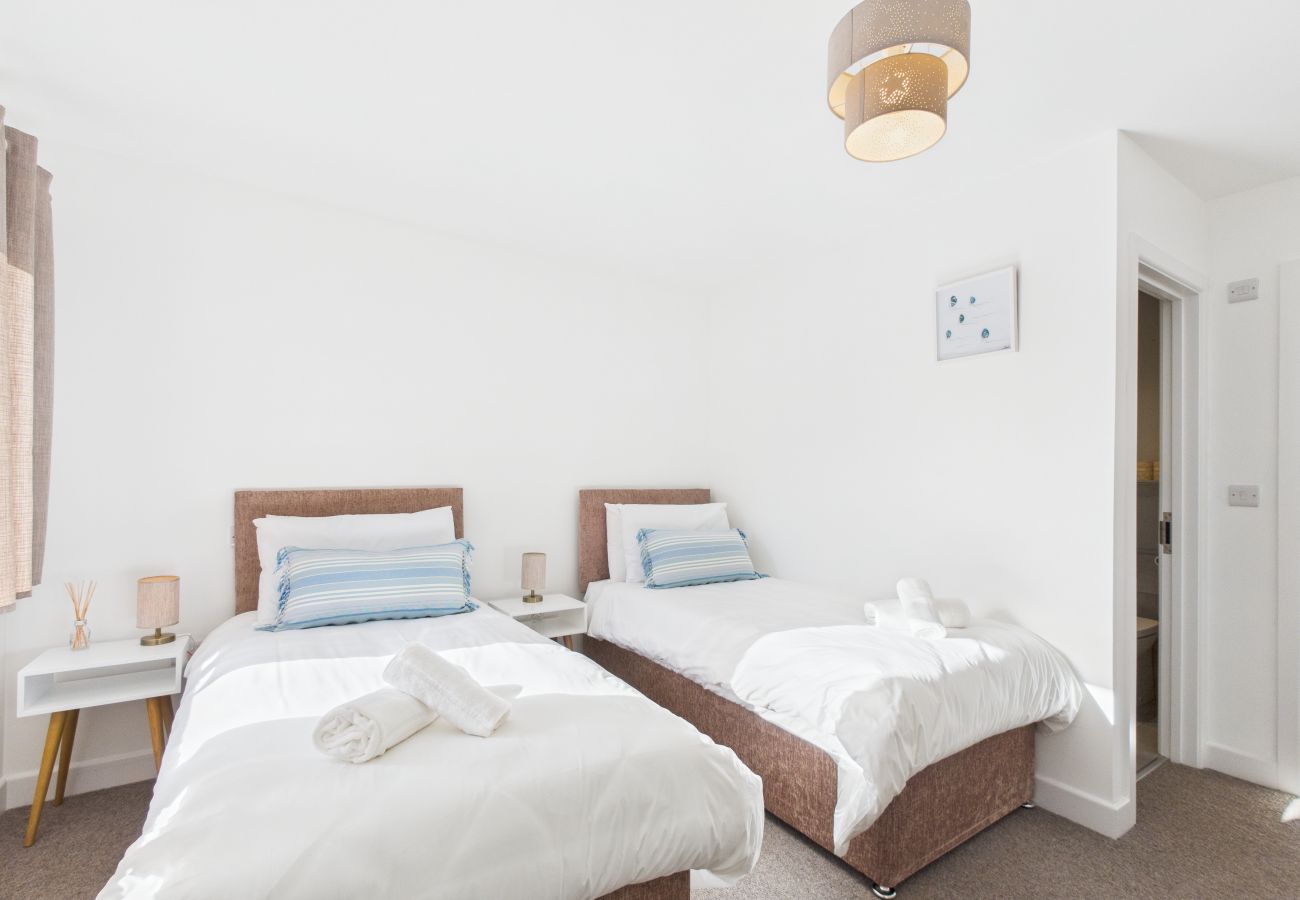 Isle of Wight 3 bed coastal getaway with Courtyard