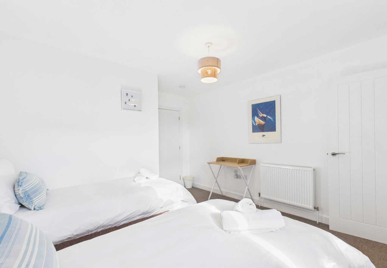 Isle of Wight 3 bed coastal getaway with Courtyard