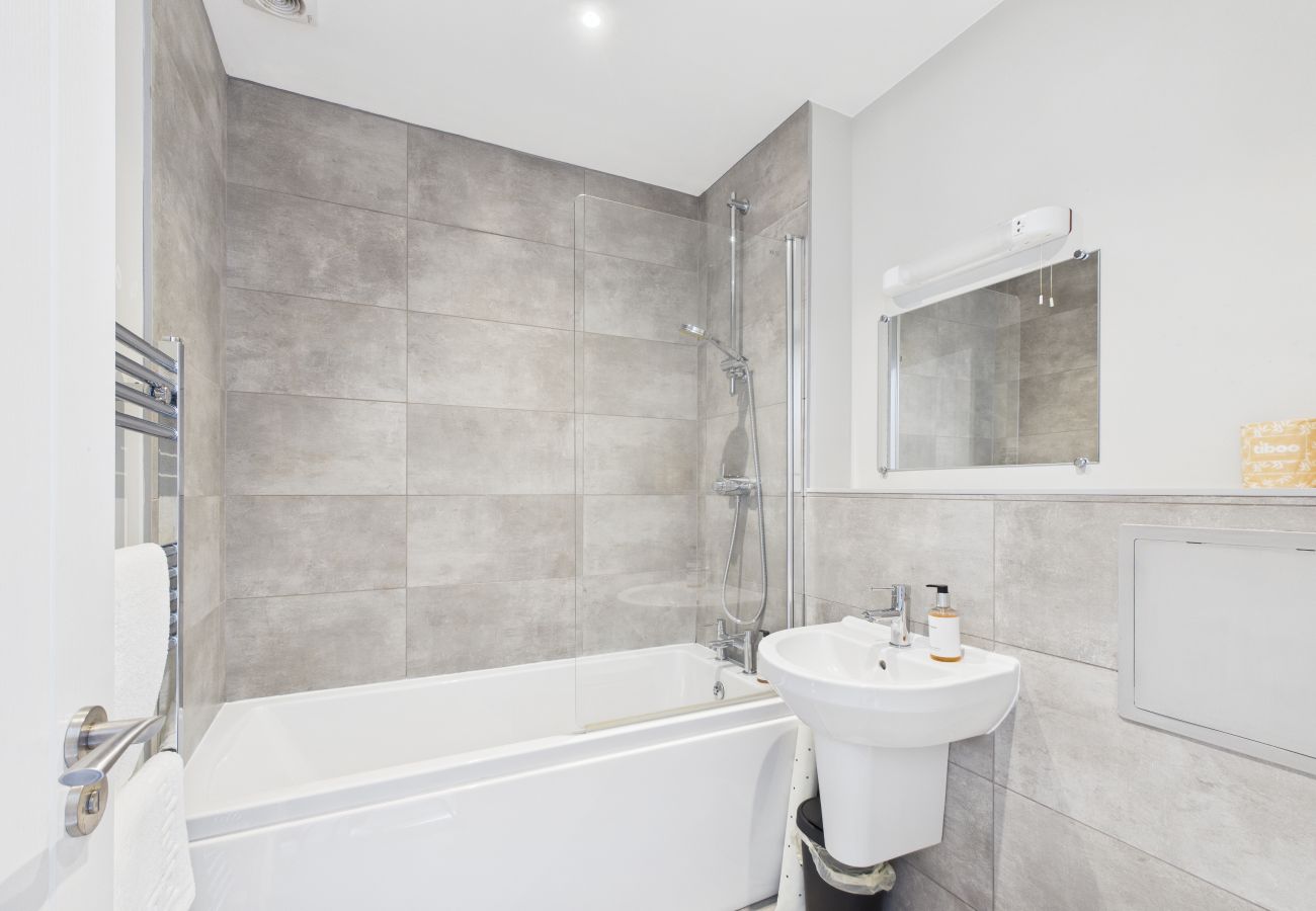 Isle of Wight 3 bed coastal getaway with Courtyard