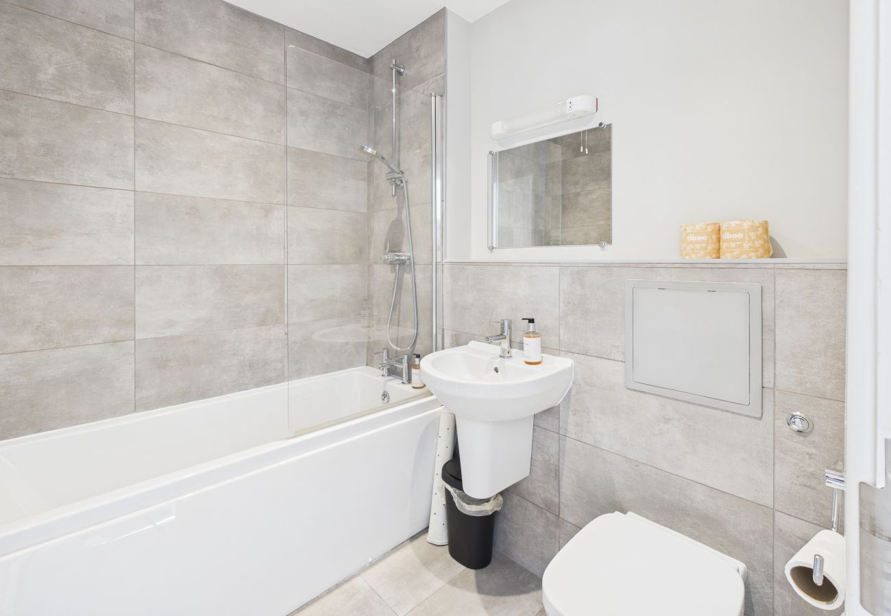 Isle of Wight 3 bed coastal getaway with Courtyard