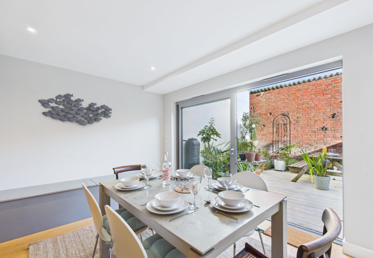 House in Cowes - Union Road Where Coastal Calm Meets Conscious Living