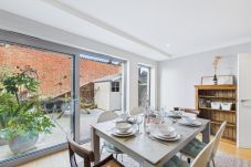 House in Cowes - Union Road Where Coastal Calm Meets... House in Cowes - Union Road Where Coastal Calm Meets...